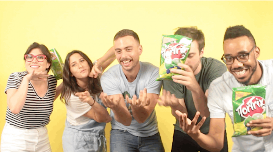 La periodista guatemalteca Jessica Lima hizo que sus amigos en la redacci&oacute;n de&nbsp;BuzzFeed probara los Tortrix de lim&oacute;n. (Foto: BuzzFeed/JessicaLima)