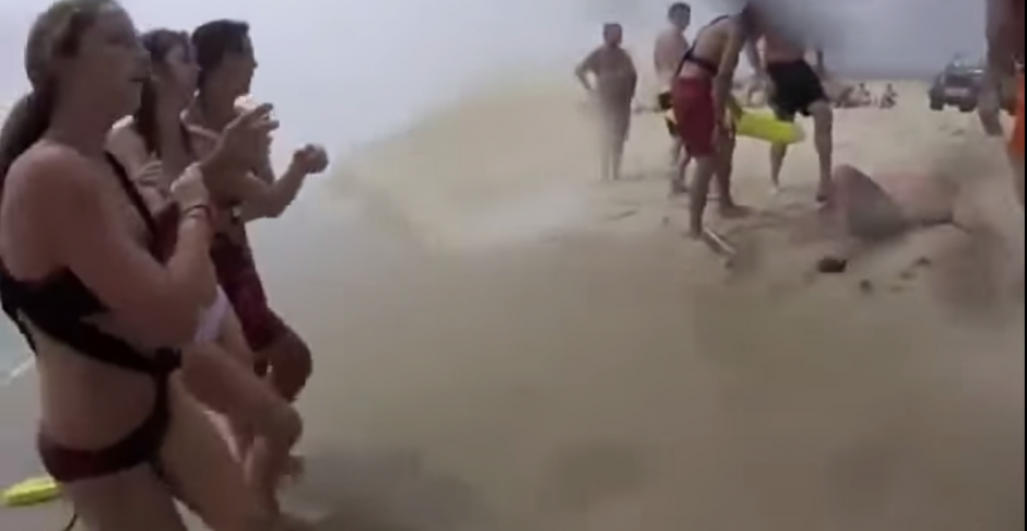 La familia Johns casi se ahoga por tomarse una "selfie". (Imagen: YouTube)