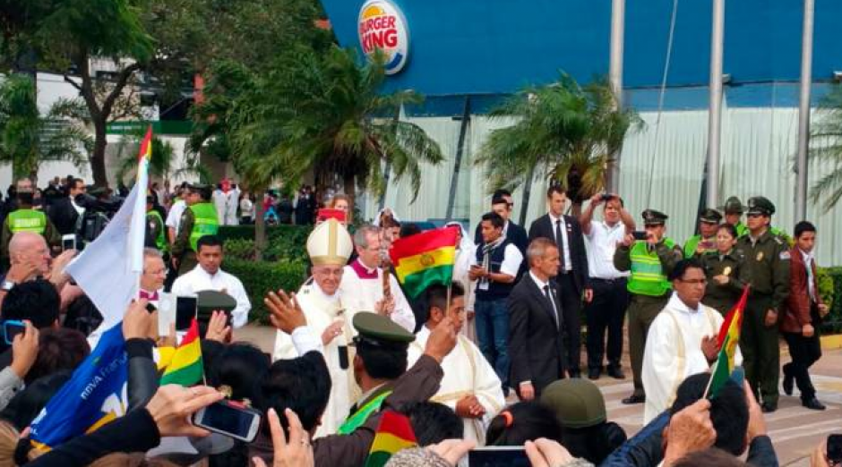 El papa Francisco us&oacute; en Bolivia un Burger King como sacrist&iacute;a debido a problemas de log&iacute;stica en el lugar donde ofici&oacute; una misa para m&aacute;s de un mill&oacute;n de personas. (Foto: Aciprensa)