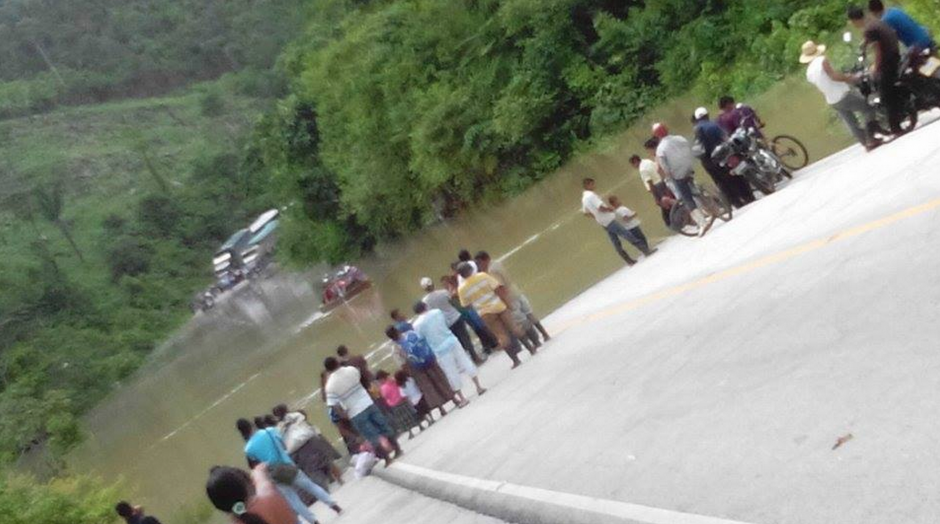 La carretera qued&oacute; totalmente inundada y la gende utiliz&oacute; lanchas para pasar al otro lado. (Foto: Elportaldefray.com)