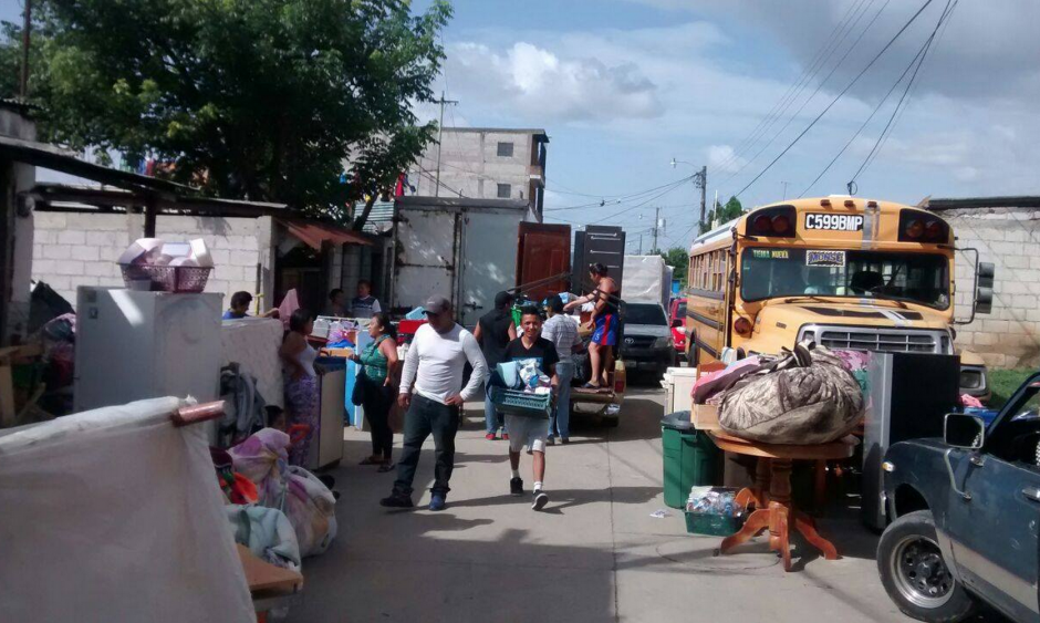 Las personas sac&aacute;n de las viviendas da&ntilde;adas las pertenencias que pudieron salvar antes de ser evacuadas por Conred. (Foto: Conred)