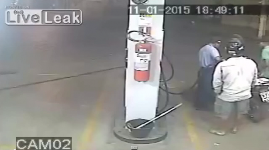 Un empleado de una gasolinera atiende a un cliente. (Imagen: YouTube)