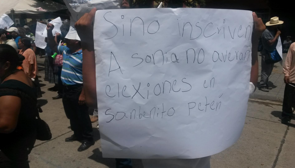Los manifestantes amenazan con no permitir que se desarrollen las elecciones en San Benito, Pet&eacute;n, si no inscriben a Rivera. (Foto: Soy502)