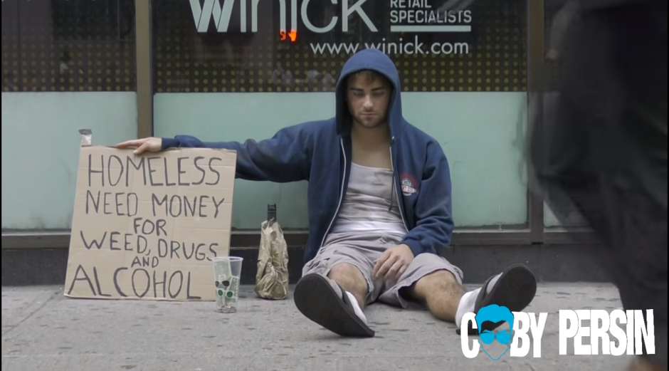 El experimento empez&oacute; con una letrero en el que solicitaba dinero para comprar drogas y alcohol en las calles de Nueva York. (Captura de YouTube)