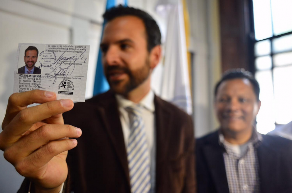 Luis Enrique &ldquo;Veneno&ldquo; Cruz recibi&oacute; su credencial como candidato a la alcald&iacute;a. Es el segundo en quedar formalmente inscrito. (Foto: Jes&uacute;s Alfonso/Soy502)