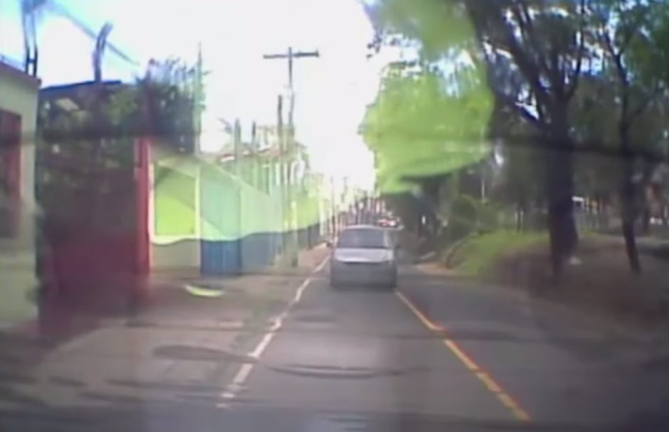 El conductor estaciona su veh&iacute;culo en el carril auxiliar de la colonia Villa Linda de la zona 7 a la espera de lo que pueda ocurrir. (Captura YouTube)