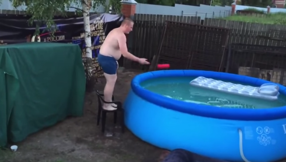 El chico se sube a una silla para tratar de hacer el mejor clavado de sus amigos. Para eso utiliz&oacute; una silla pl&aacute;stica como trampol&iacute;n. (Captura: YouTube)