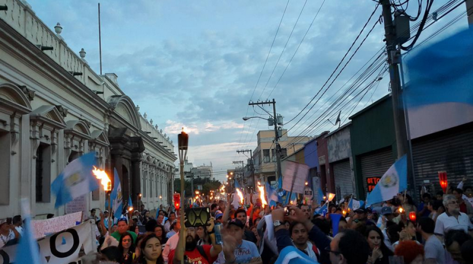 Decenas de guatemaltecos llegaron al Congreso con banderas y antorchas para exigir reformas a la Ley Electoral de Partidos Pol&iacute;ticos. &nbsp;(Foto: Twitter/Fernando Ramos)&nbsp;