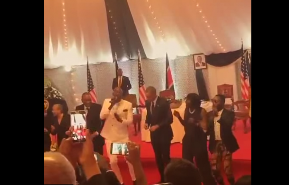 El presidente de Estados Unidos se ha ganado la admiraci&oacute;n de los kenianos al ser parte de sus tradiciones. (Captura Youtube)