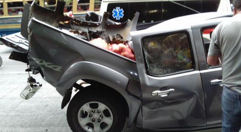 Algunos de los vehículos involucrados en el accidente quedaron destruidos. (Foto:&nbsp;@elbekgt)