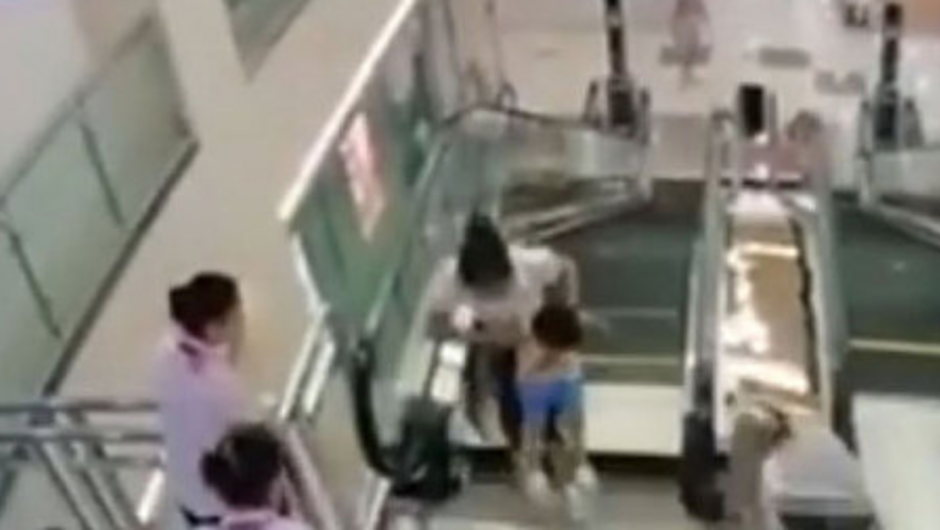 La mujer puso a salvo a su hijo antes de encontrar la muerte al caer al vac&iacute;o.&nbsp;