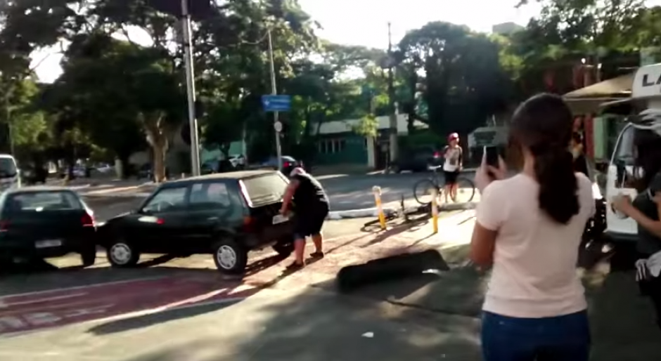 El hombre desciende de su bicicleta enojado por el carro que obstru&iacute;a el paso de los ciclistas. (Captura: YouTube)&nbsp;