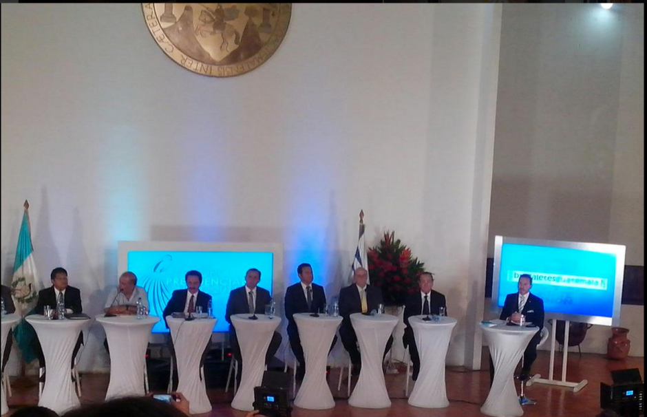 Ocho candidatos a la presidencia participaron en el foro organizado por la Usac. (Foto:&nbsp;@Soy_LaAngie)