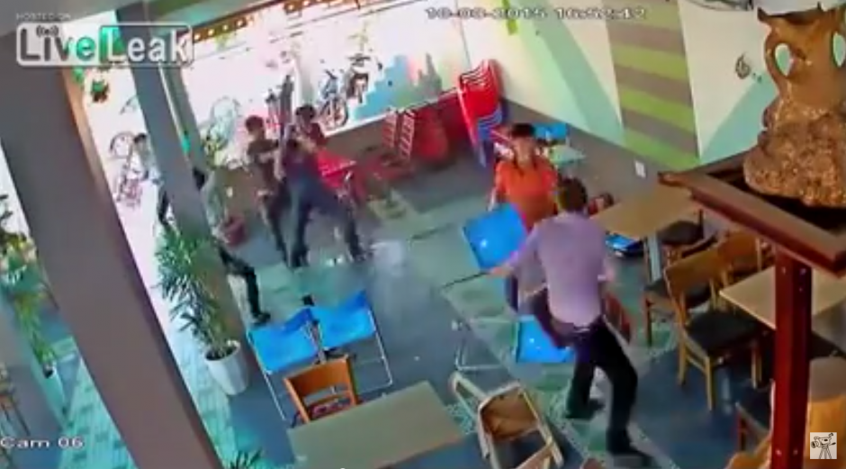 Un grupo de j&oacute;venes se pelea en una cafeter&iacute;a y usan todo lo que encuentran a su paso para defenderse. (Foto: YouTube)