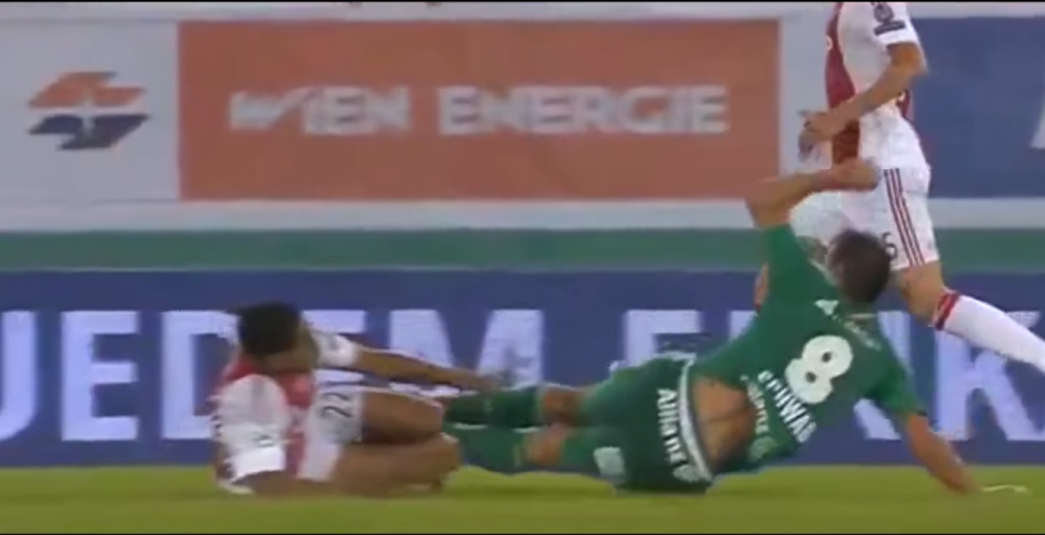 La jugada ocurri&oacute; en el juego en el que los equipos buscan su pase a la siguiente ronda de la Uefa Champions League.&nbsp;