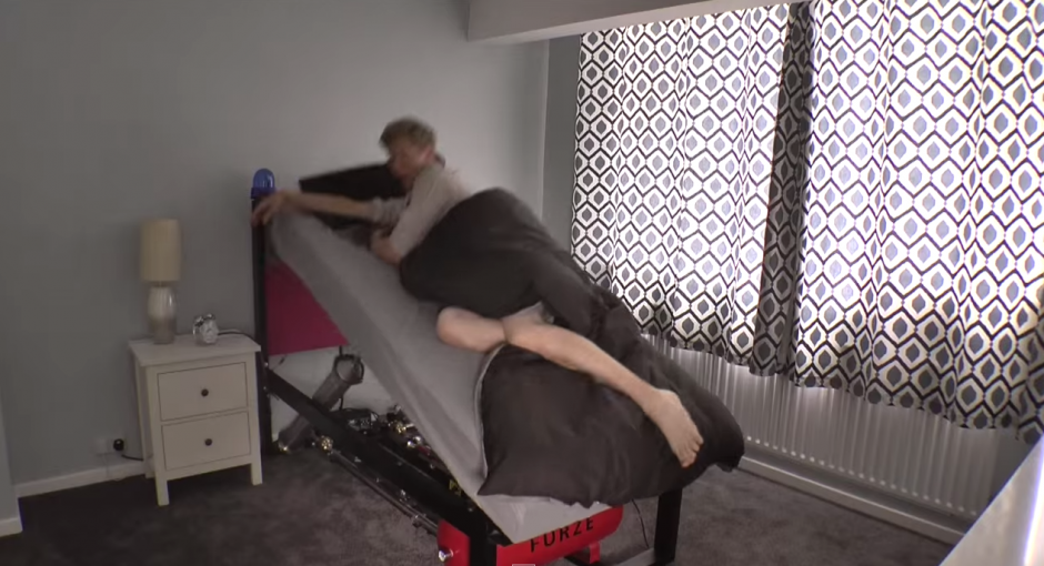    Colin Furze ha inventado una cama que te expulsar&aacute; cuando suene la alarma. (Imagen: YouTube)