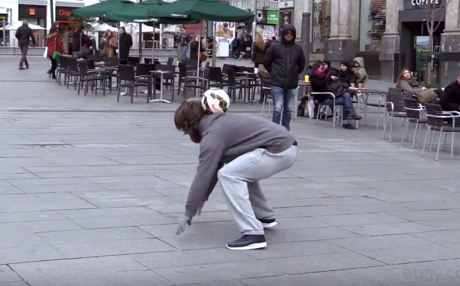 Un vagabundo juega f&uacute;tbol como Cristiano Ronaldo. (Foto: YouTube)&nbsp;