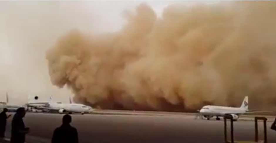 Una enorme tormenta de arena cubri&oacute; por completo el aeropuerto de Am&aacute;n, Jordania.