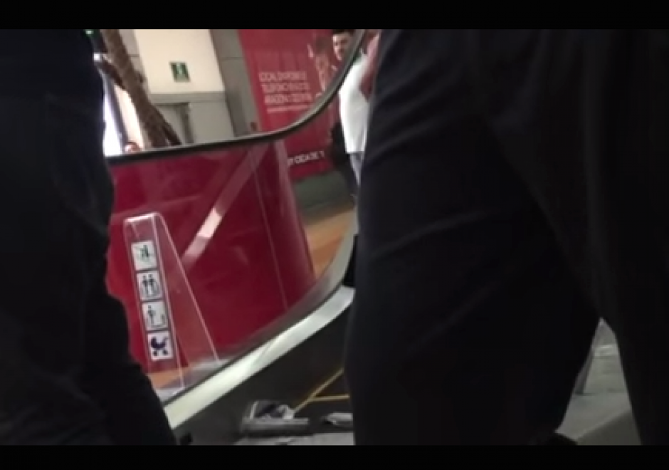 Un adolescente de 13 a&ntilde;os perdi&oacute; la pierna en un accidente en gradas el&eacute;ctricas. (Foto: Captura de YouTube)