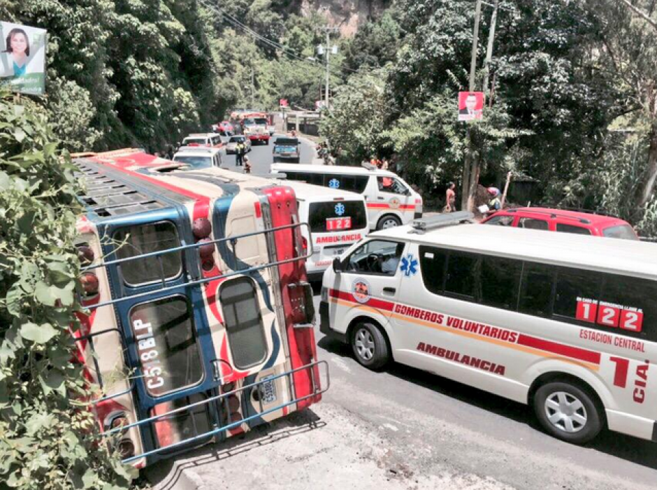 Un accidente de tr&aacute;nsito dejo al menos 15 personas heridas en Ciudad Quetzal. (Foto:&nbsp;@BVoluntariosGT)