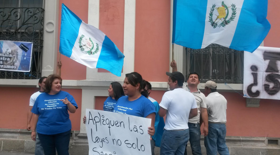 Manifestantes frente al TSE piden sanciones más fuertes contra el partido Lider. (Foto: Soy502)