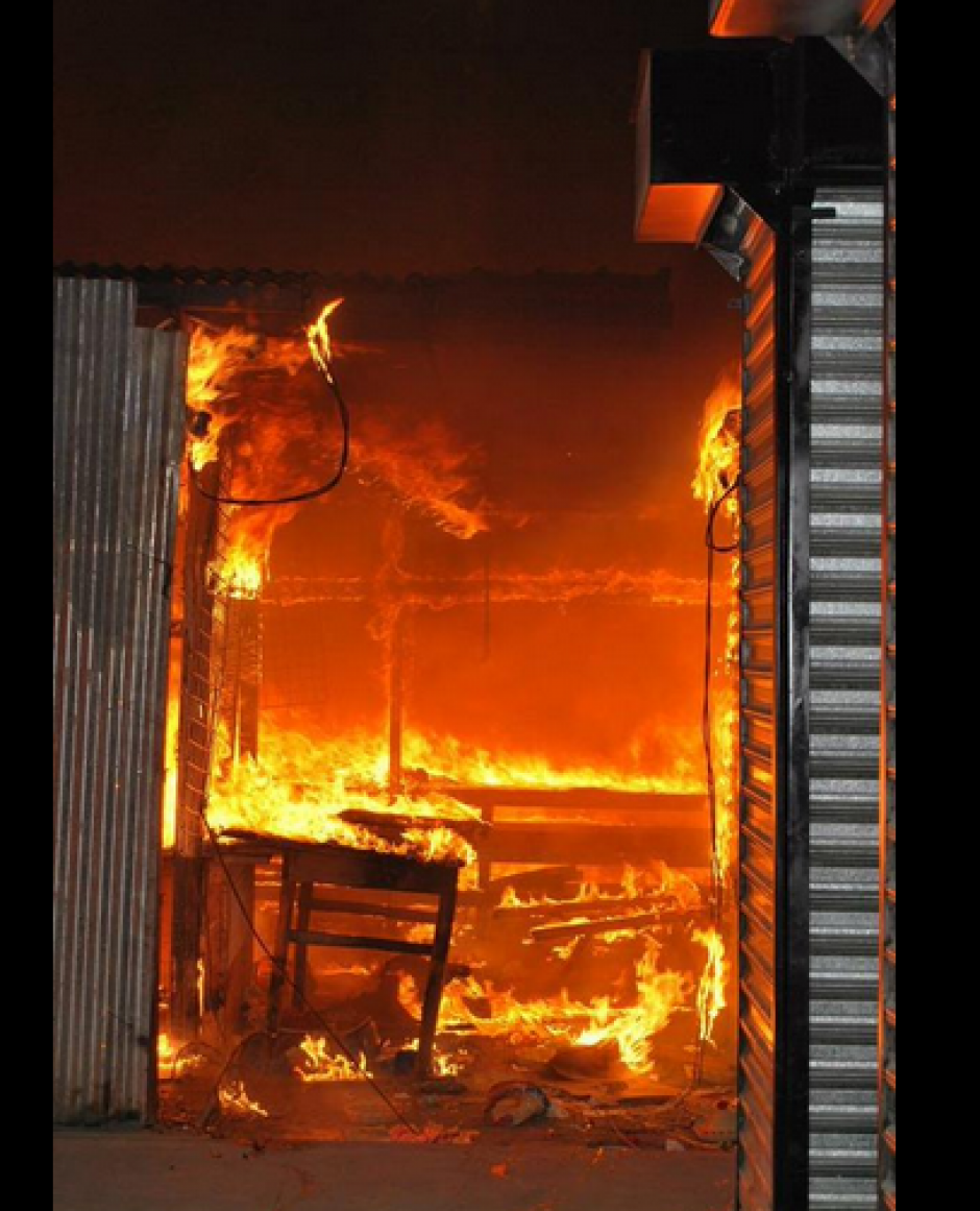 Un voraz incendio consumi&oacute; varios locales del mercado de artesan&iacute;as de Esquipulas, Chiquimula. (Foto: Twitter Ttefy2)&nbsp;