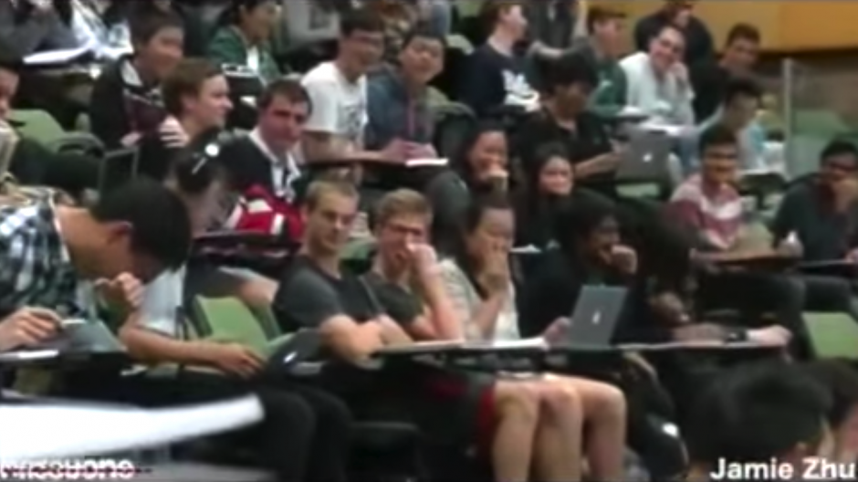 Un joven fue sorprendido viendo porno en clase y el video se vuelve viral.