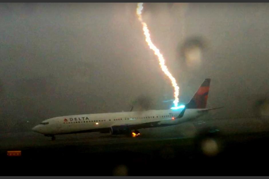Un pasajero grab&oacute; el momento en el que un rayo cae sobre un avi&oacute;n en plena pista de aterrizaje. (Foto: YouTube)&nbsp;