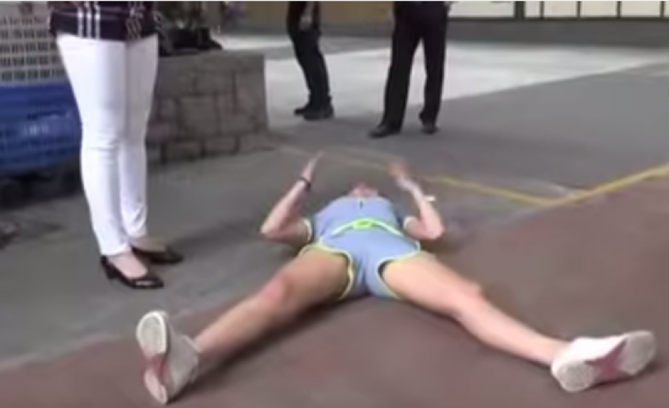 Una mujer asi&aacute;tica arm&oacute; un bochornoso espect&aacute;culo en la calle tras romper con su novio. (Imagen: YouTube)