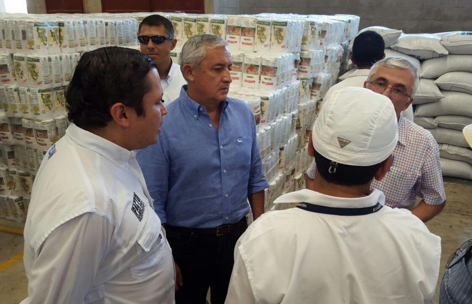 El presidente Otto P&eacute;rez Molina se encontraba en Zacapa en una entrega de alimentos en el momento de conocerse la solicitud de antejuicio en su contra, lugar del que se retir&oacute; apresuradamente. (Foto: Presidencia)
