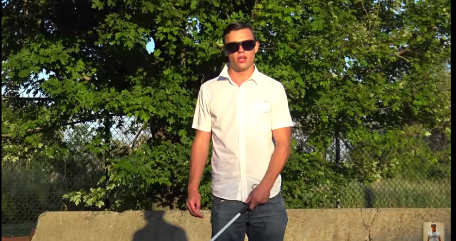 Dennis Cee quiso probar a muchas personas para saber si se aprovechan de las personas con dificultades f&iacute;sicas. (Captura YouTube)