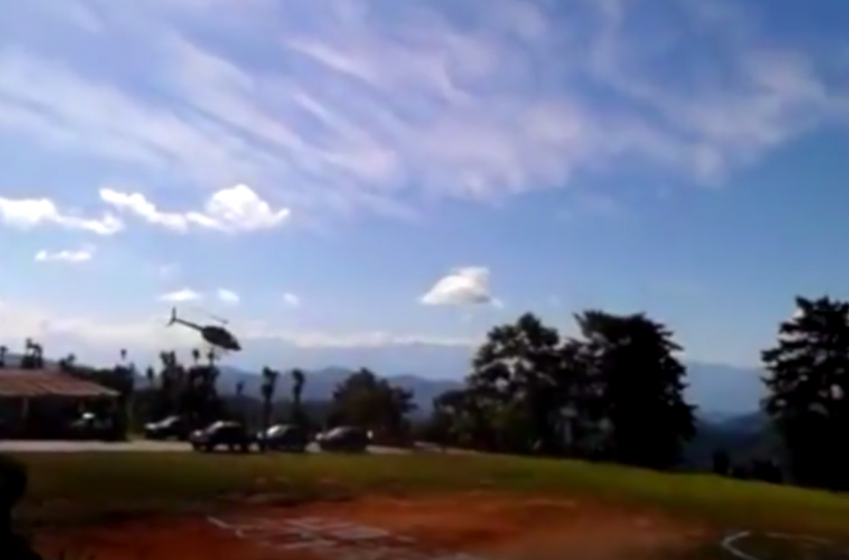 El helicóptero se precipitó a tierra debido al fuerte viendo que había en el sector.&nbsp;