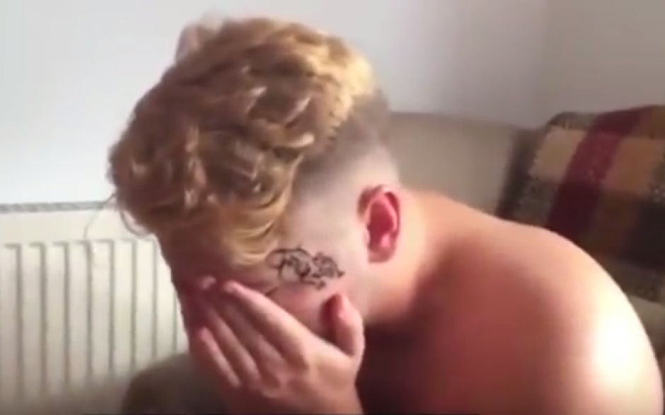 El muchacho, de nombre Elliot, fue enga&ntilde;ado haci&eacute;ndole creer que se tatu&oacute; un tigre en la cara. (Imagen: YouTube)