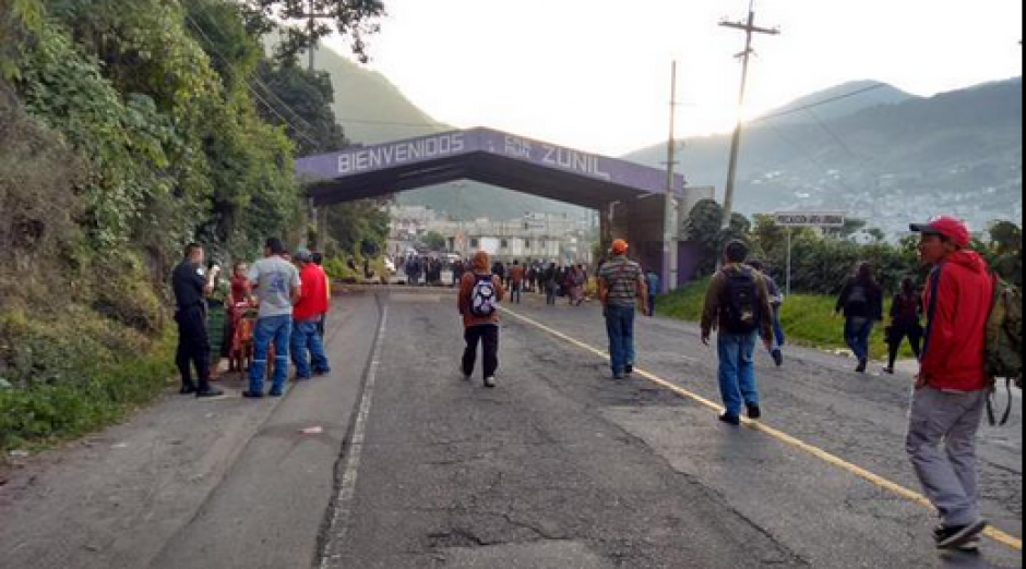 En Zunil se reporta que el bloqueo continúa. &nbsp;(Foto: DTransitoPNC)