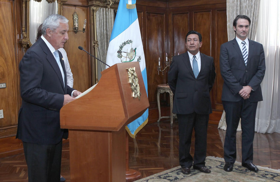 Presidente P&eacute;rez Molina jurament&oacute; a nuevos miembros de su Gabinete en una actividad privada. (Foto: Presidencia)