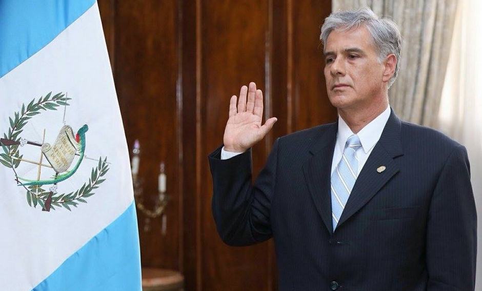 Ricardo Sagastume, que hace un mes aseguraba apoyar la labor del MP y la CICIG es el nuevo Ministro de Econom&iacute;a. (Foto: Presidencia)