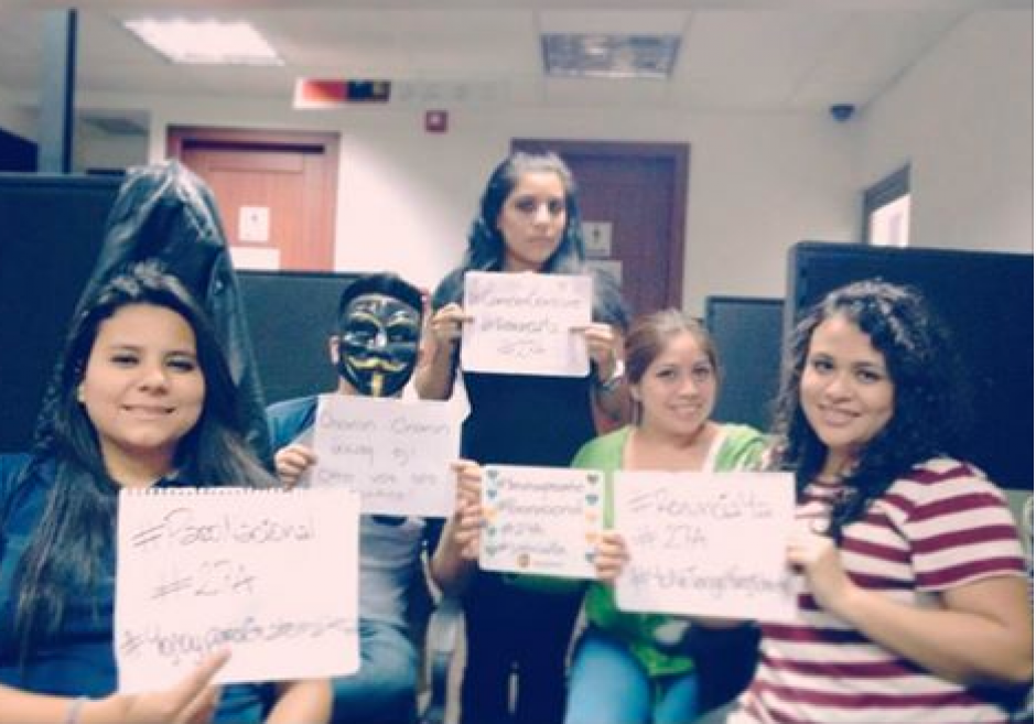 Varios guatemaltecos en donde no les permitieron salir de labores se sumaron a la protesta y la exigencia por la renuncia de Otto P&eacute;rez Molina. &nbsp;(Foto: Twitter/DaliaAguilar)&nbsp;