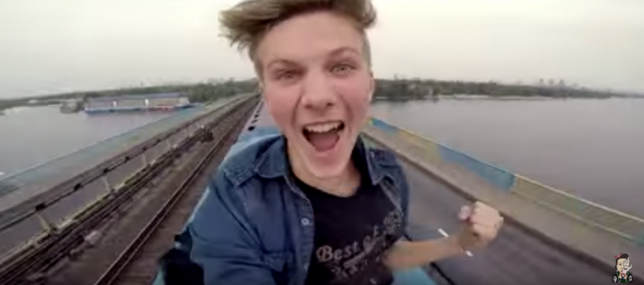 Un joven se llena de adrenalina al viajar sobre el techo de un metro. (Imagen: YouTube)