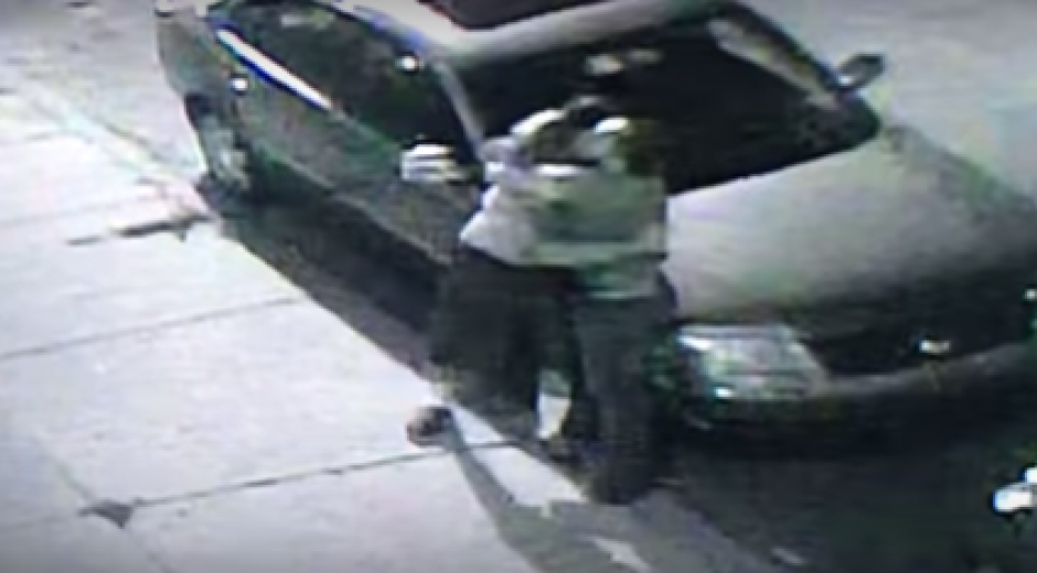 Dos hombres que peleaban en una calle de Filadelfia terminan d&aacute;ndose&nbsp;un abrazo. (Imagen: YouTube)