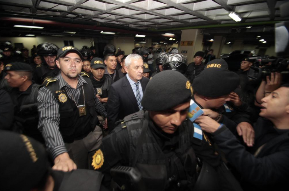 Otto P&eacute;rez lleg&oacute; a la Torre de Tribunales para su segundo d&iacute;a de audiencia. (Foto: Jes&uacute;s Alfonso/Soy502)