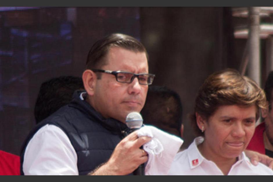 Brenda Del Cid Medrano, en la fotograf&iacute;a junto a Manuel Baldiz&oacute;n, se convierte en la alcaldesa de Chinautla, tras 24 a&ntilde;os de permanecer en el puesto Arnoldo Medrano, su t&iacute;o. (Foto: Archivo/Soy502)