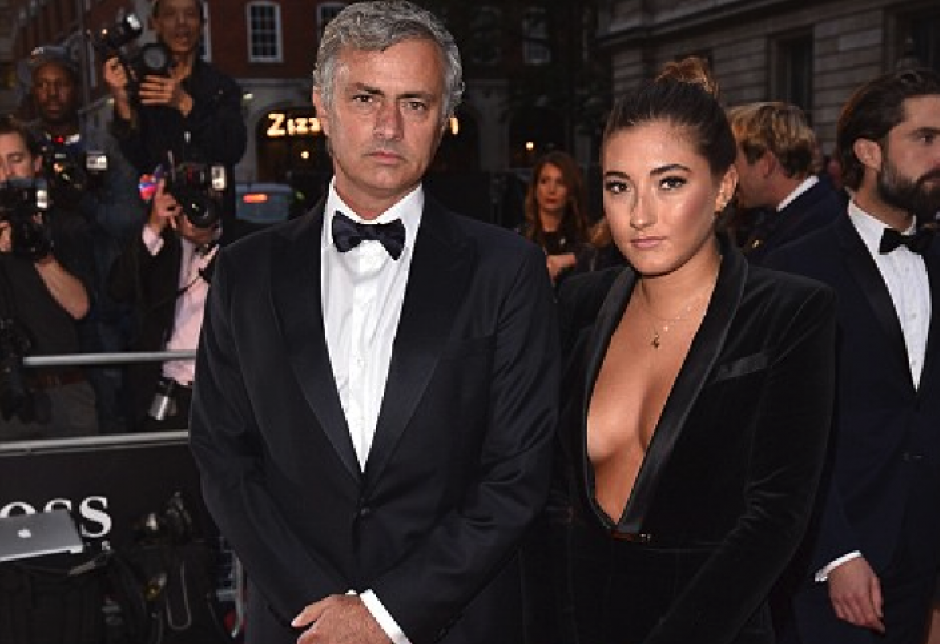 Jos&eacute; Mourinho y su hija Matilde, quien se rob&oacute; la atenci&oacute;n de todos por su atrevido escote. (Foto: dailymail.co.uk)