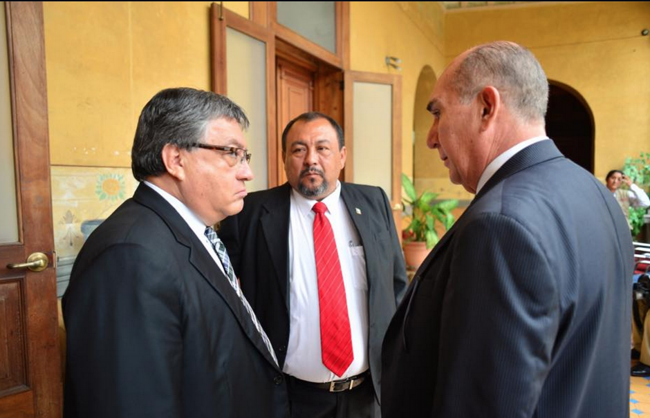Los fiscales de la UNE, César Fajardo y Mario Taracena, platican con Carlos Milián, fiscal del partido Lider, antes de la reunión con los Magistrados del TSE. (Foto: Jesús Alfonso/Soy502)