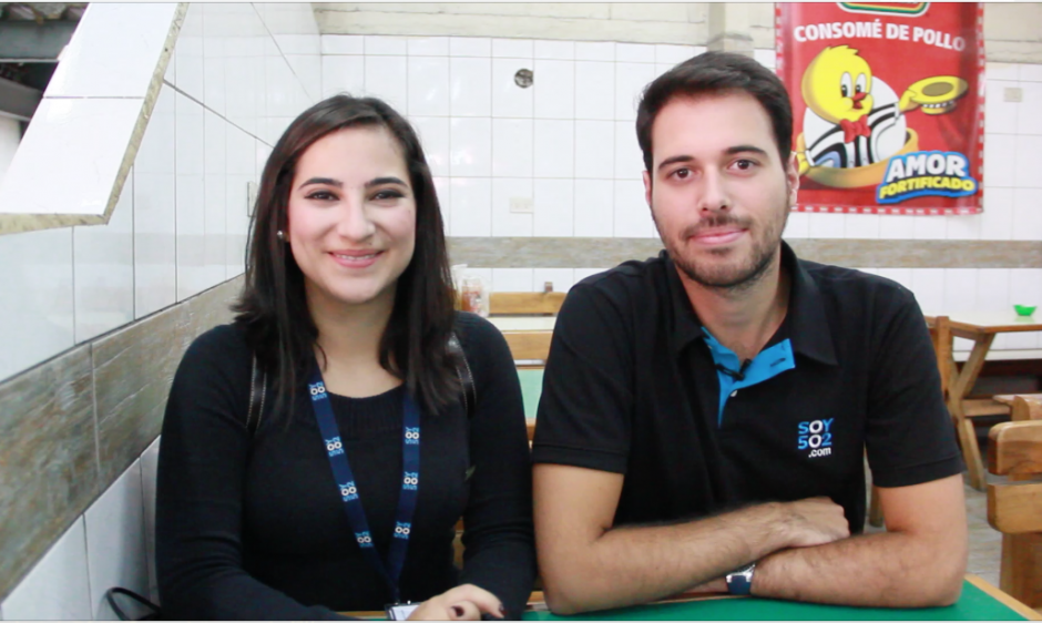 La periodista Gabriela Gir&oacute;n llev&oacute; a nuestro compa&ntilde;ero Roberto Caubilla, originario de Espa&ntilde;a, a dar un tour por el Mercado Central para degustar cinco platillos tradicionales de Guatemala. (Foto: Fredy Hern&aacute;ndez/Soy502)