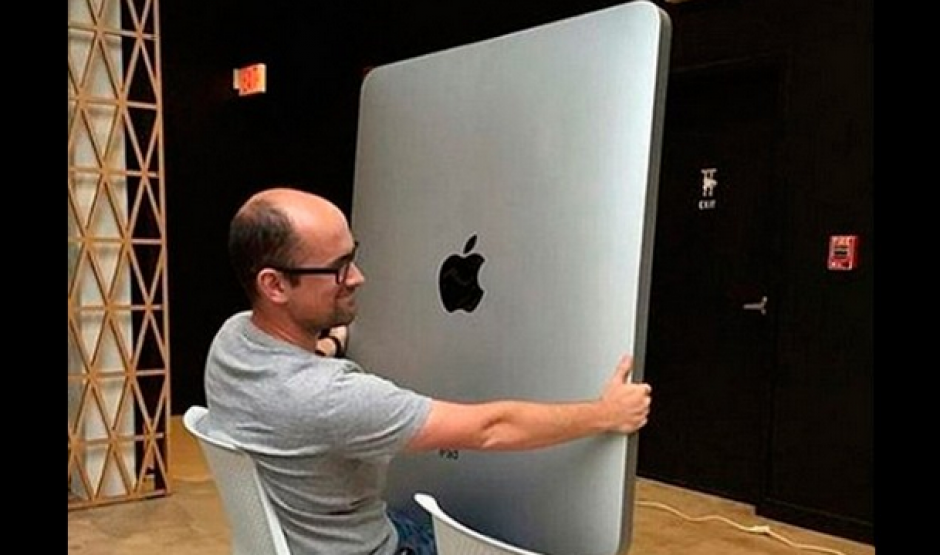 Los cibernautas se burlan del tama&ntilde;o de la nueva tableta iPad Pro. (Foto: Instagram/humanx86