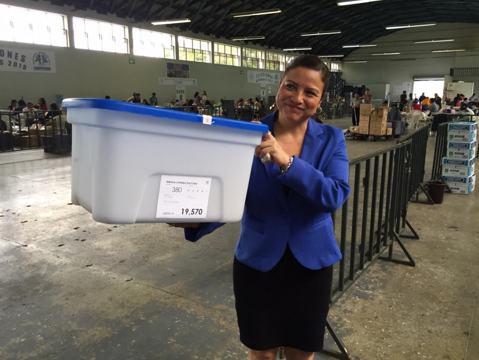La Directora Electoral, Gloria L&oacute;pez, ense&ntilde;a la caja con insumos electorales que se enviar&aacute; a cada mesa de votaci&oacute;n para la Segunda Vuelta Electoral. (Foto: Soy502)&nbsp;