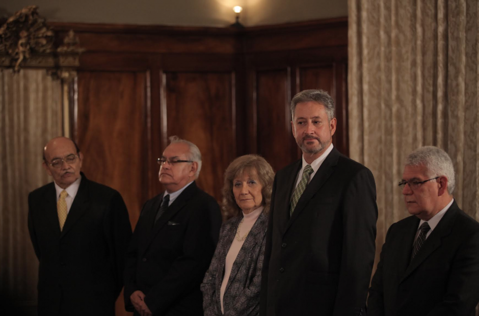 Estos son los nuevos funcionarios que fueron juramentados por el presidente Maldonado. (Foto: Jesús Alfonso/Soy502)