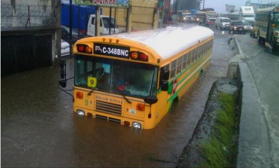 Las lluvias afectaron la movilidad en varios sectores de la capital y otros departamentos. (Foto: Twitter/@MonitoringGuate)