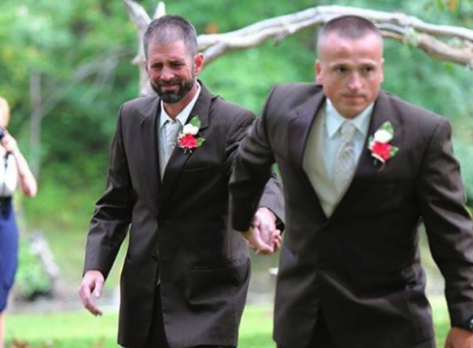 El padre de la novia no se olvid&oacute; del padrastro de su hija y le pidi&oacute; que los acompa&ntilde;ara en el altar. (Foto: Facebook Delia Blackburn)