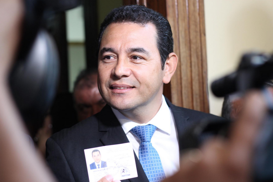 Jimmy Morales muestra la credencial como candidato a la presidencia de la República. (Foto: Archivo/Soy502)